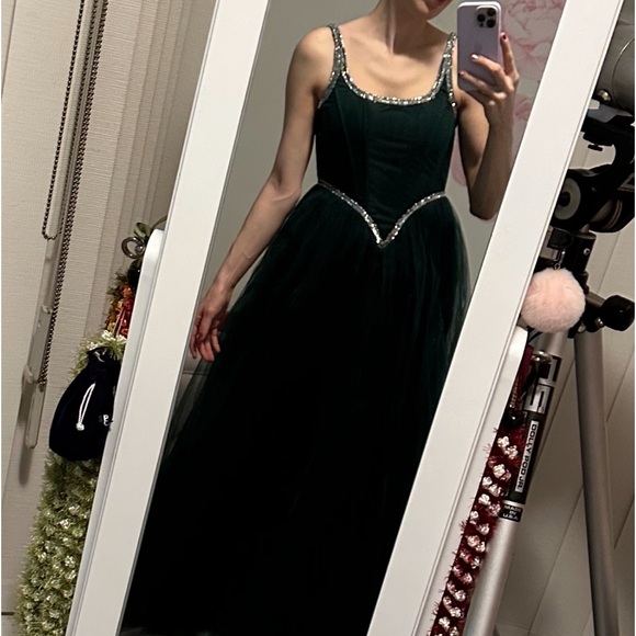 Lace & Beads exclusive corset embellished maxi dress in emerald green - Picture 2 of 2